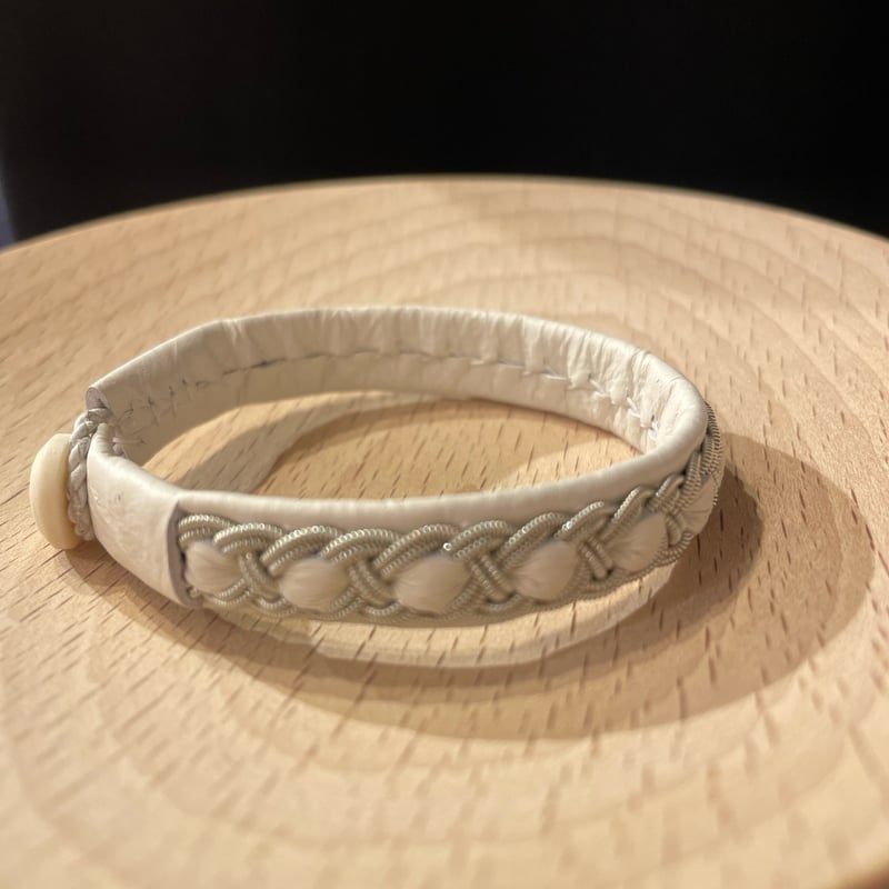 MB限定WHITEレザー YOHEI NOGUCHI 真ん中ステッチブレス | THE M.B