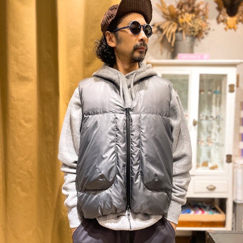 FEATビッグパネル Vネックダウンベスト | THE M.B