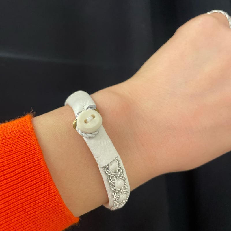 MB限定WHITEレザー YOHEI NOGUCHI 真ん中ステッチブレス | THE M.B