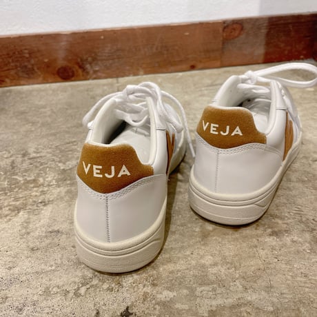 VEJA V10 レザースニーカー