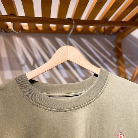 ユニセックス虫バックプリントTシャツ