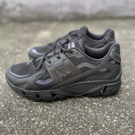 KARHU NEW ハイテクレトロモードスニーカー