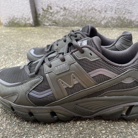 KARHU NEW ハイテクレトロモードスニーカー