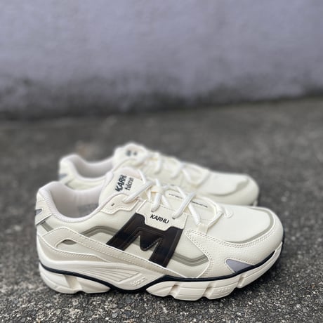 KARHU NEW ハイテクレトロモードスニーカー