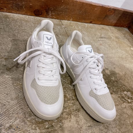 VEJA V10 レザースニーカー