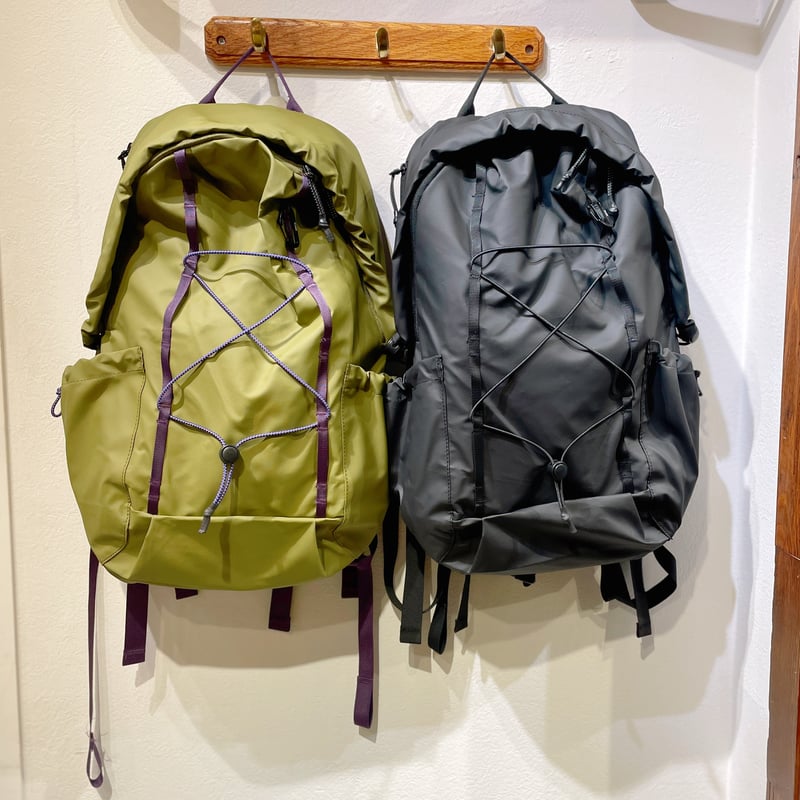 未使用 Dr. Martens フライトリュック　バックパック カーキ 未使用 Dr. Martens フライトリュック バックパック カーキ 未