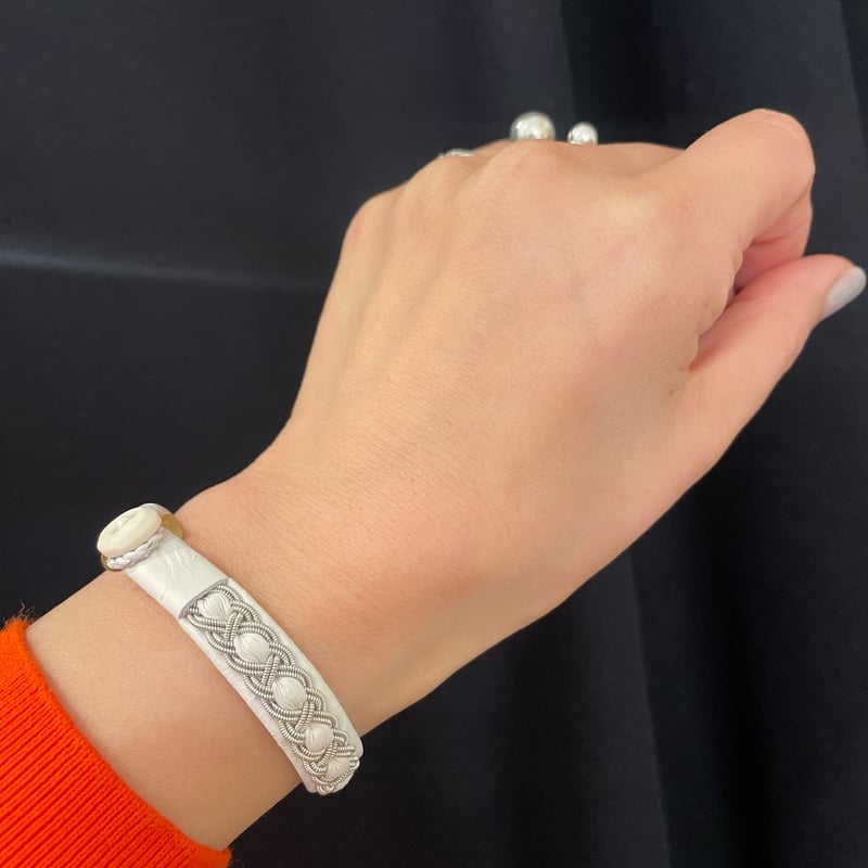 MB限定WHITEレザー YOHEI NOGUCHI 真ん中ステッチブレス | THE M.B