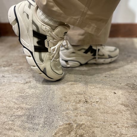 KARHU NEW ハイテクレトロモードスニーカー
