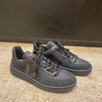 VEJA ALL BLACK LOW