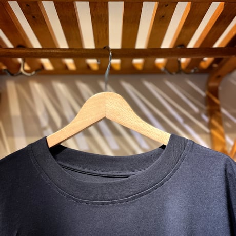 ユニセックス虫バックプリントTシャツ