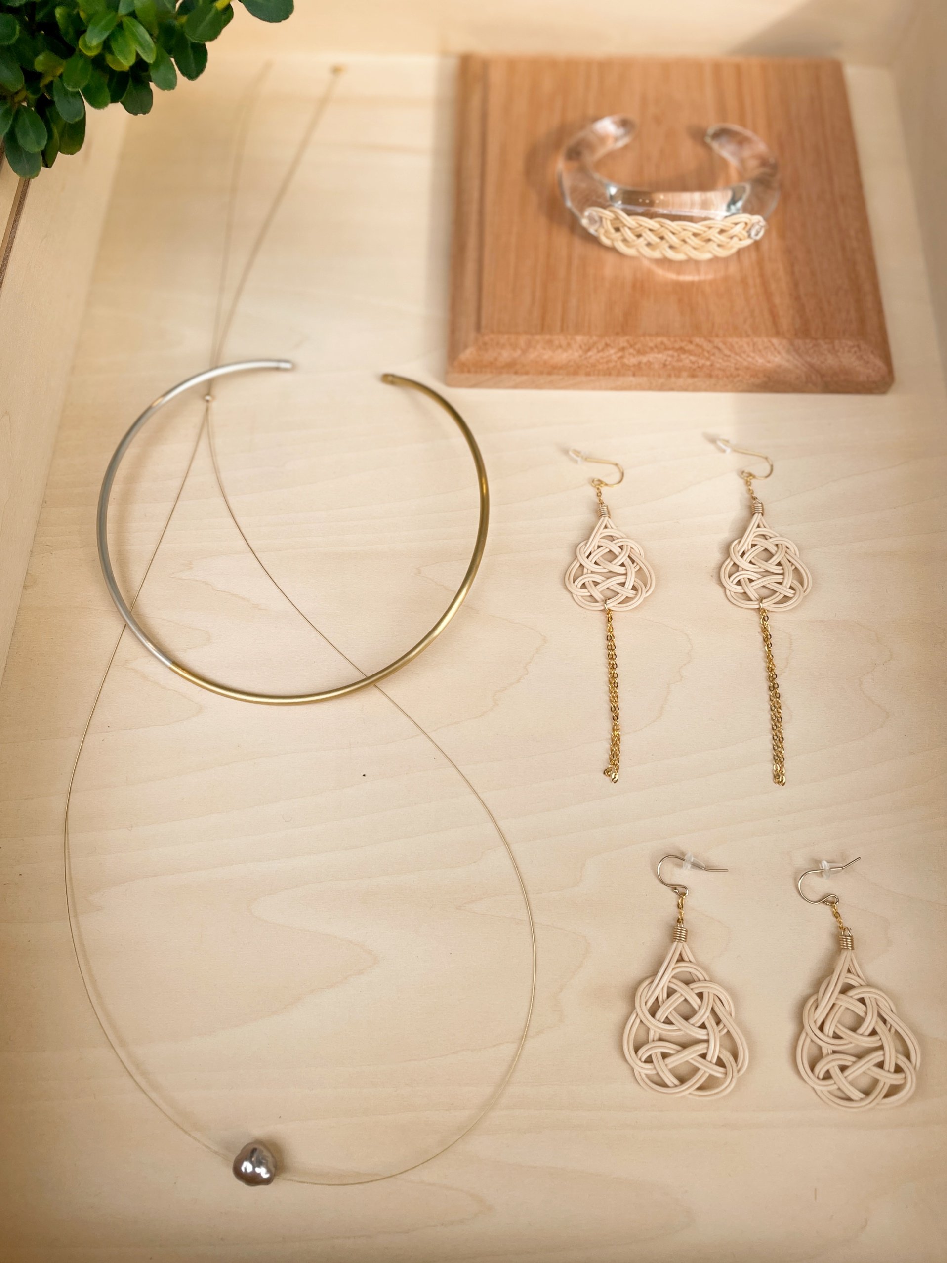 SIRI SIRI ARABESQUE 籐ピアス SIRI SIRI ARABESQUE 籐ラタンピアス | THE M.B