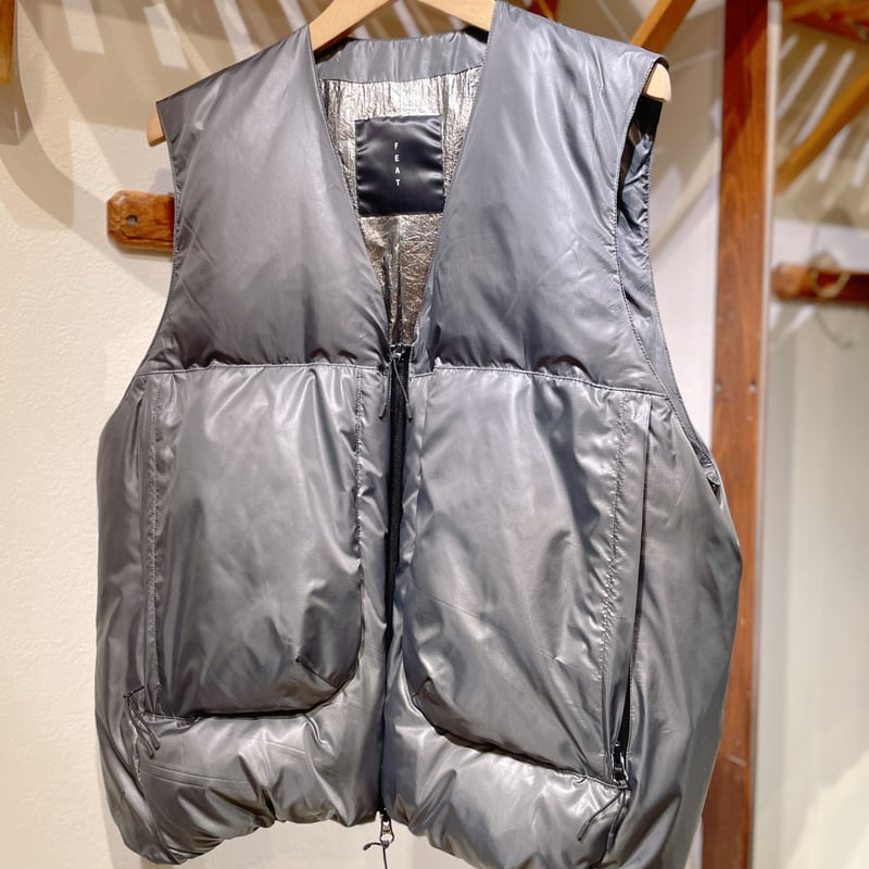 FEATビッグパネル Vネックダウンベスト | THE M.B