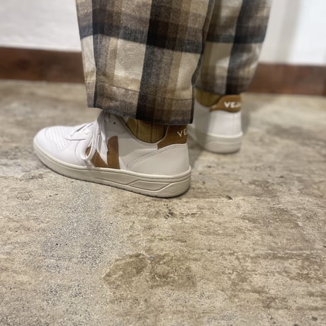 VEJA V10 レザースニーカー