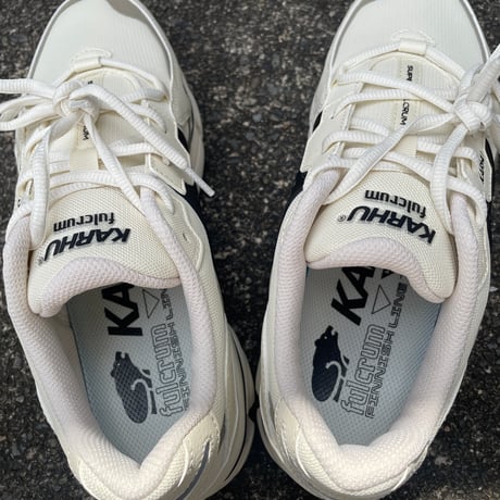 KARHU NEW ハイテクレトロモードスニーカー