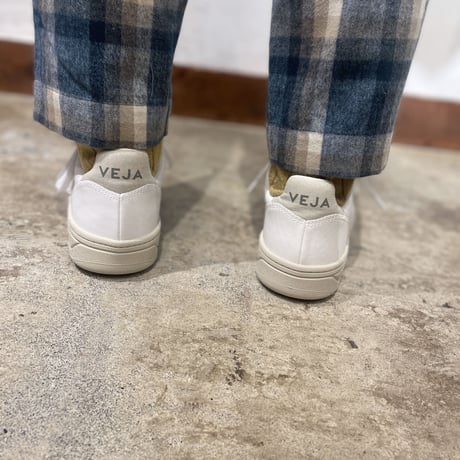 VEJA V10 レザースニーカー