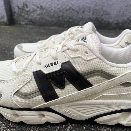 KARHU NEW ハイテクレトロモードスニーカー