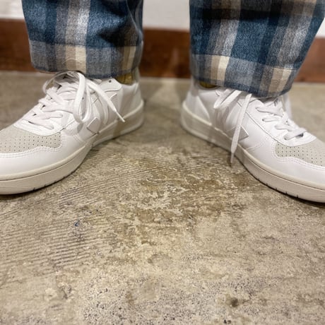 VEJA V10 レザースニーカー