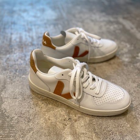 VEJA V10 レザースニーカー