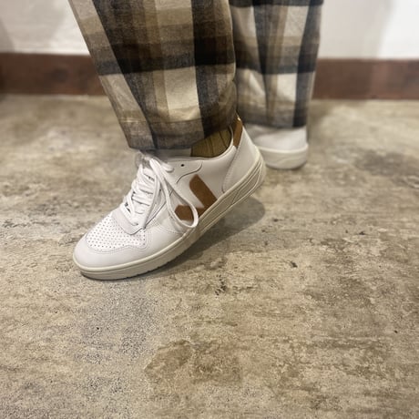 VEJA V10 レザースニーカー