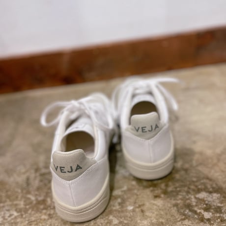 VEJA V10 レザースニーカー