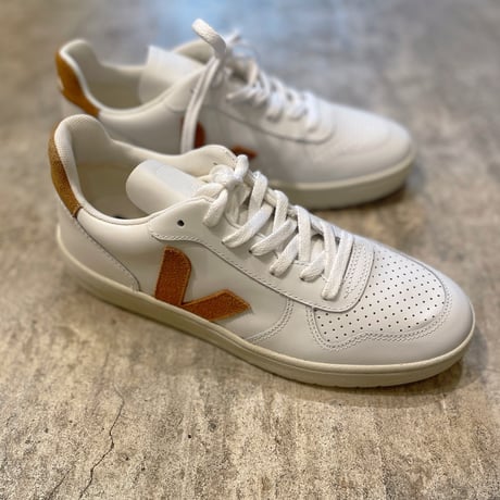 VEJA V10 レザースニーカー
