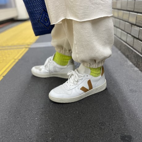 VEJA V10 レザースニーカー