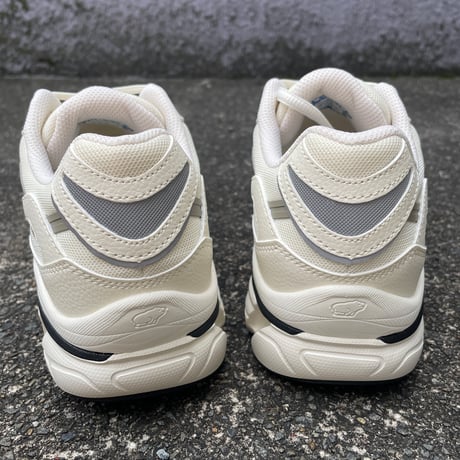 KARHU NEW ハイテクレトロモードスニーカー