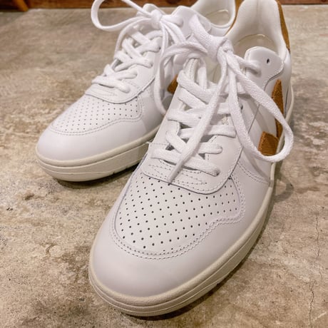 VEJA V10 レザースニーカー