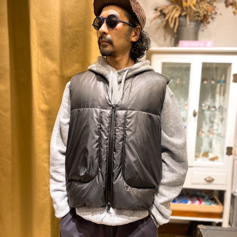 ビッグパネル Vネックダウンベスト | THE M.B