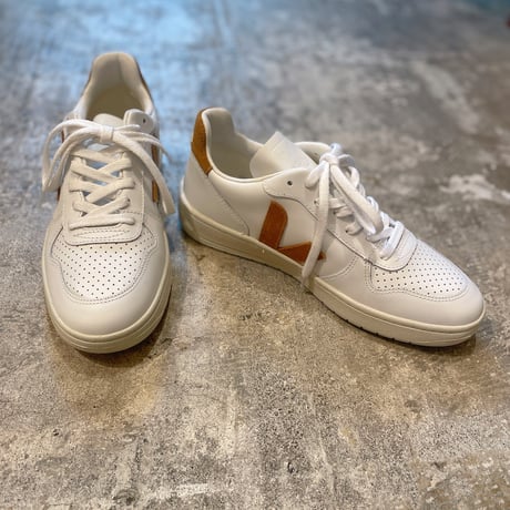 VEJA V10 レザースニーカー