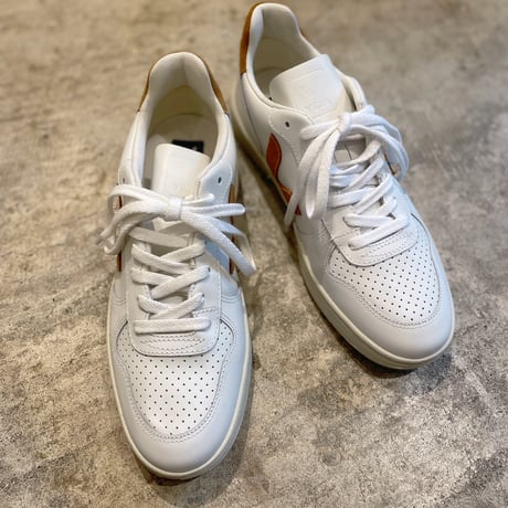 VEJA V10 レザースニーカー