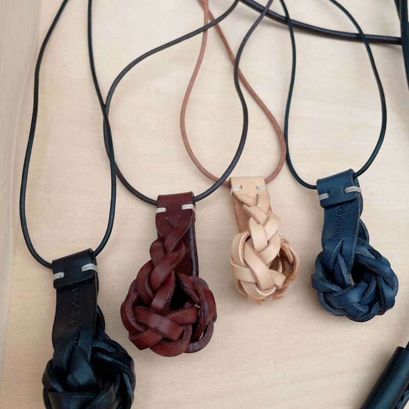 ナミビア Small Worldのレザーネックレス シュメール】クロスチャームマリアコインペンダントレザーネックレス