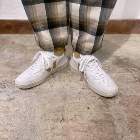 VEJA V10 レザースニーカー
