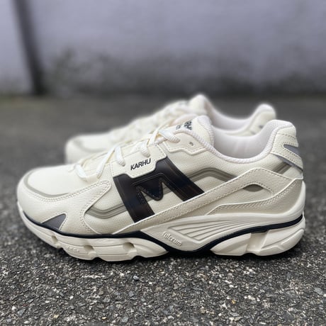KARHU NEW ハイテクレトロモードスニーカー
