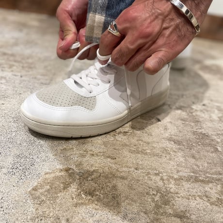 VEJA V10 レザースニーカー