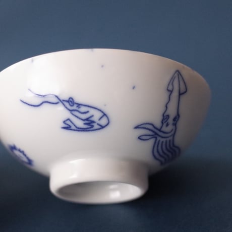 おでんよし坊／Oden Yoshibou「九谷焼チャリティおちょこ 魚介＋能登ステッカー」