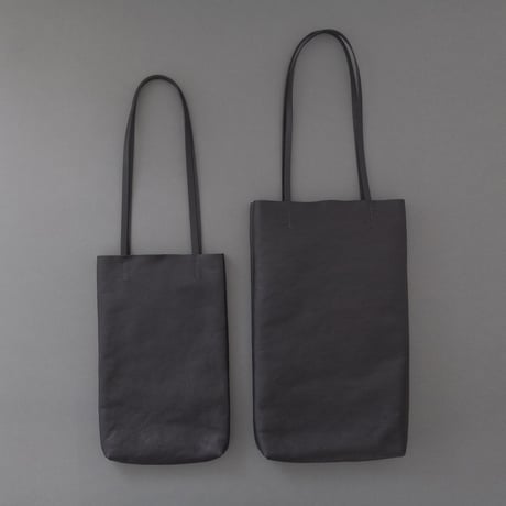 兵井ひろみさんの黒革の小さなトートバッグ 