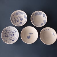 おでんよし坊／Oden Yoshibou「九谷焼チャリティおちょこ 魚介＋能登ステッカー」