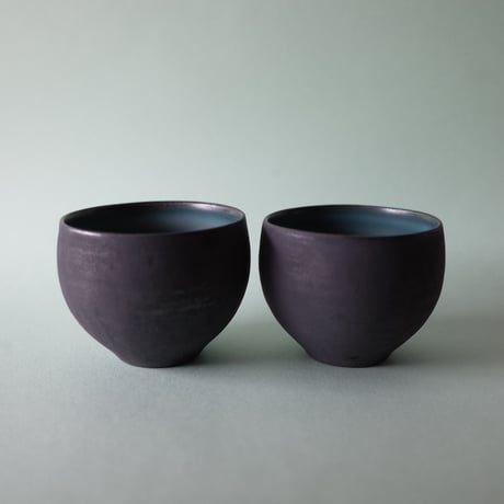 山﨑美和／YAMASAKI Miwa「黒×青のぐいのみ（つぼむ）」