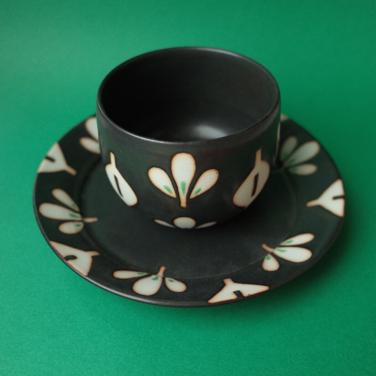 庄田春海／SHODA Harumi「黒みつばケーキ皿」 | オトメの金沢 陳列室