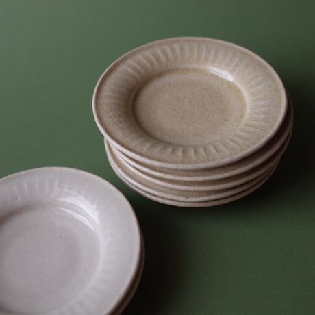 たくまポタリー／Takuma pottery「反り菊豆皿」