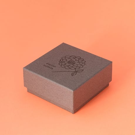 atelier taffeta／アトリエタフタ「刺繍ブローチ 花」