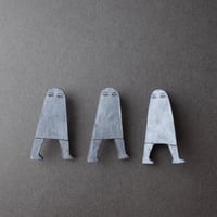 山田睦美／YAMADA Mutsumi「どこでも壁画に メジェドブローチ」