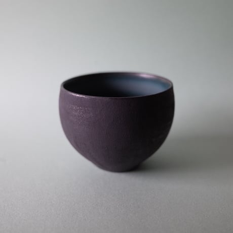 山﨑美和／YAMASAKI Miwa「黒×青のぐいのみ（つぼむ）」