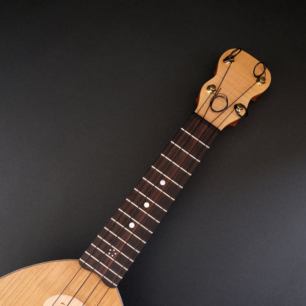 近撥弦楽器／Kon Hatsugengakki「はちまんさんウクレレ