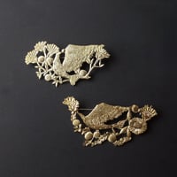 西川美穂／NISHIKAWA Miho「花と鳥と実のブローチ」