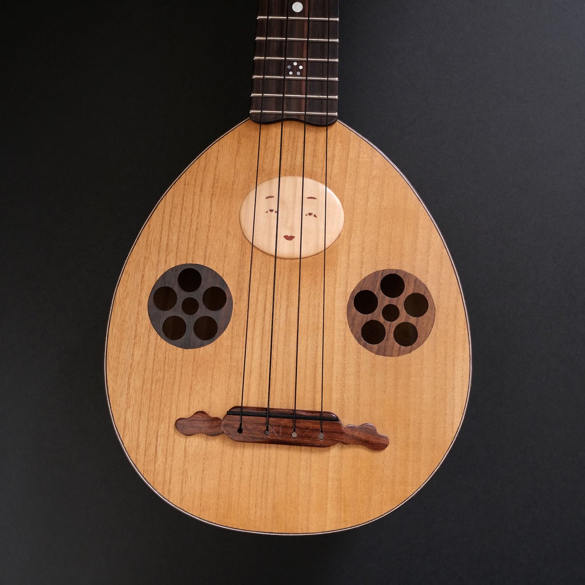 近撥弦楽器／Kon Hatsugengakki「はちまんさんウクレレ