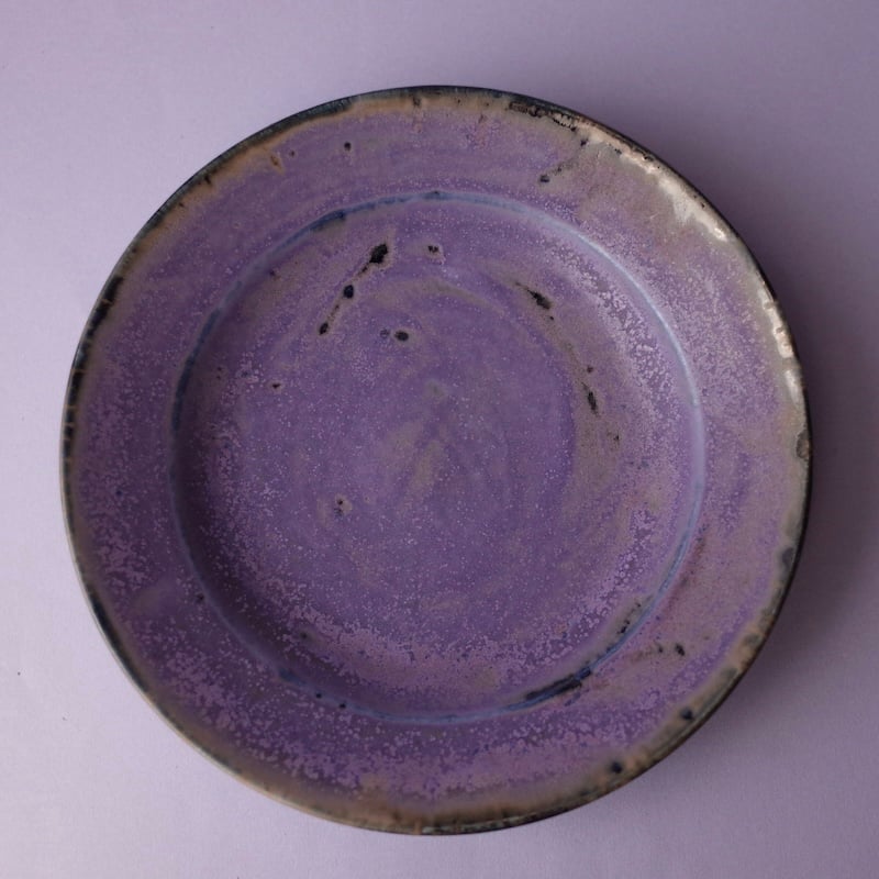 八角形の陶器皿 紫とクリーム色　陶楽1009 有田焼 徳幸窯 古染付八角皿 2枚セット(有田町) | 佐賀県有田町