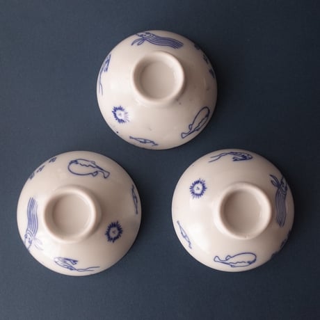 おでんよし坊／Oden Yoshibou「九谷焼チャリティおちょこ 魚介＋能登ステッカー」