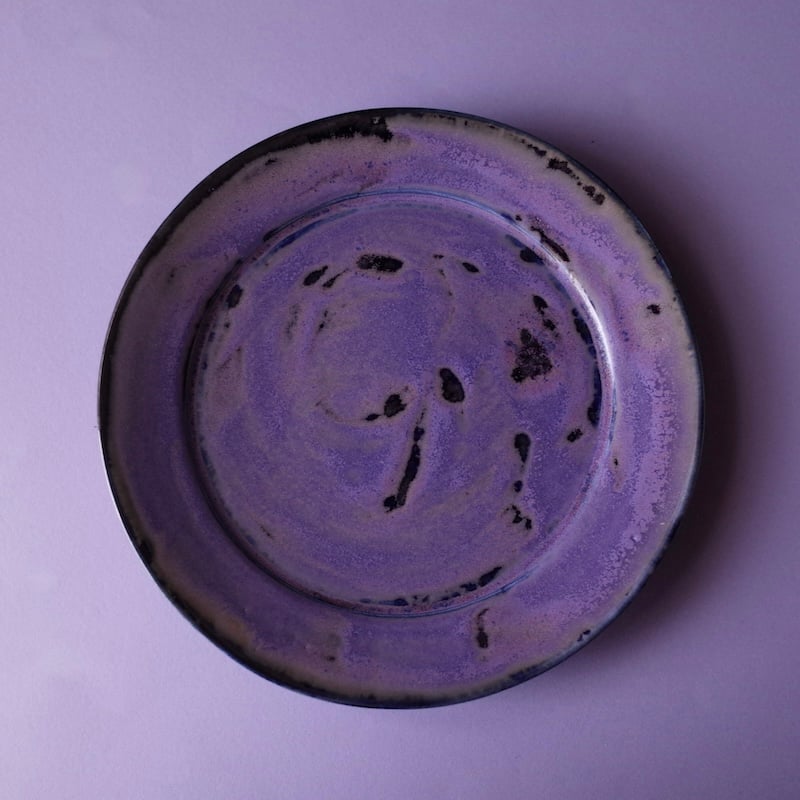 八角形の陶器皿 紫とクリーム色　陶楽1009 八角形陶器皿 紫色とクリーム色 陶楽1010 波佐見焼 古染紋 手描き八角